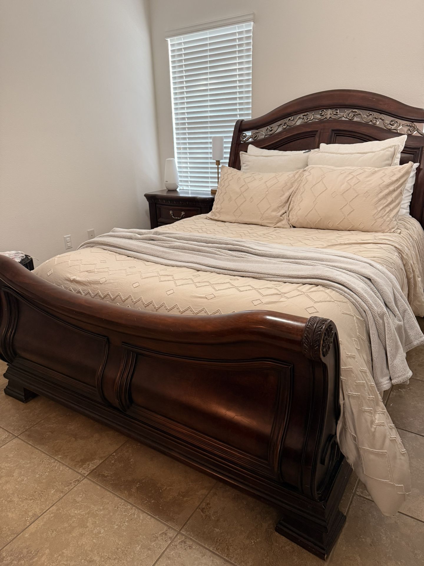 Wood Queen Bedroom Set