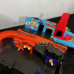 Hot wheels suitcase play set
