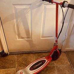 Electric Razor Scooter- Barely Used 