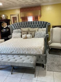 LUXURY KING SIZE BED WITH A BRAND NEW MATTRESS  PLUS  THE BENCH AND CHAIR IN NORTH MIAMI BEACH
