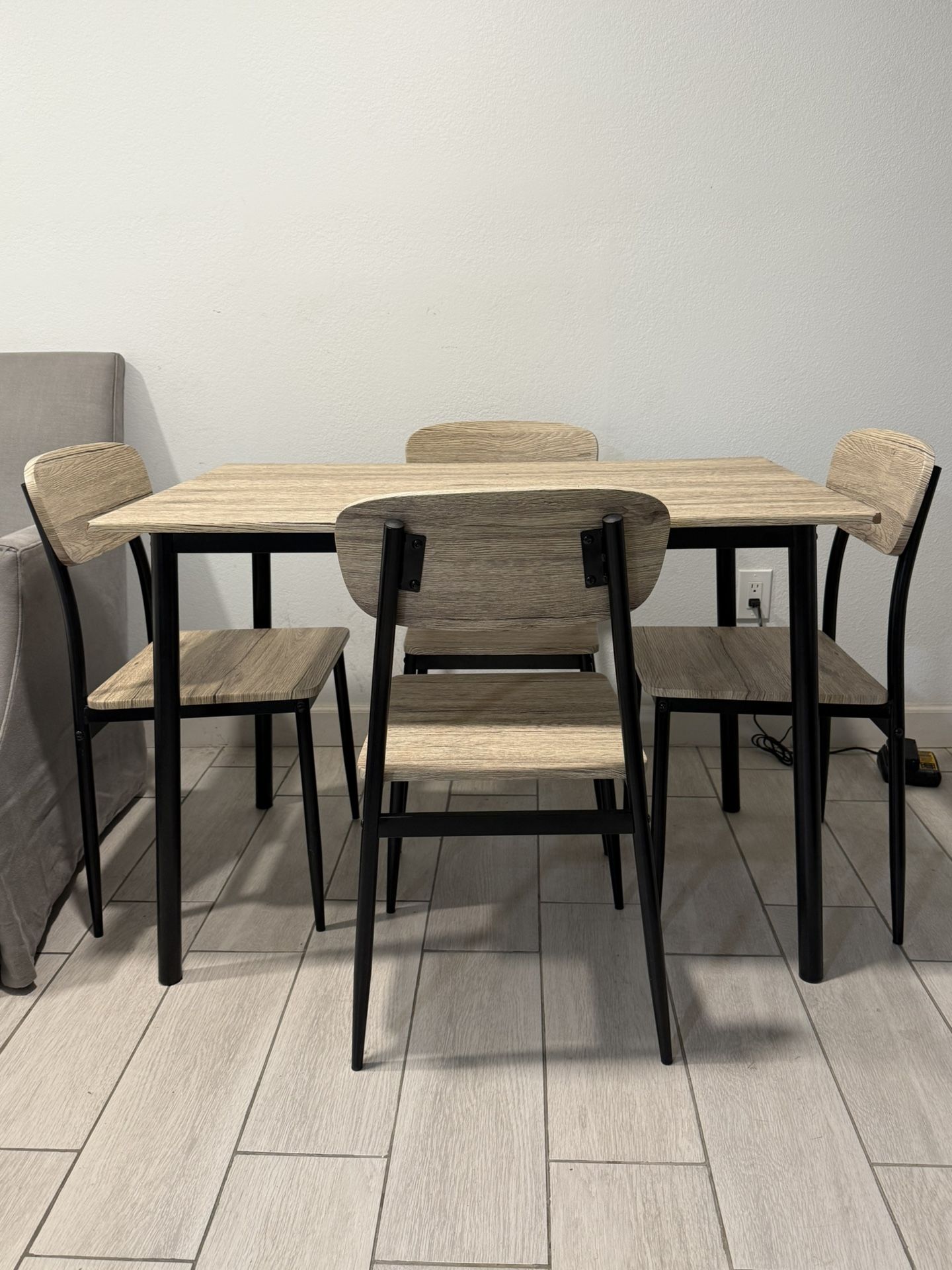 Dinning Table With 4 Chairs