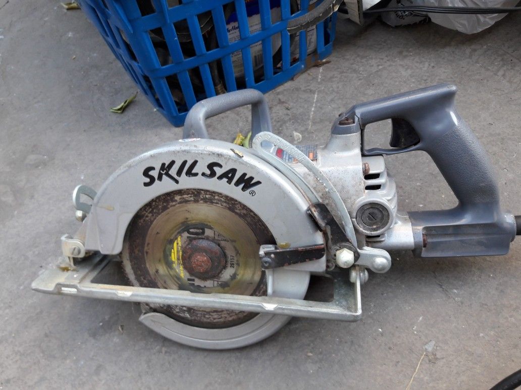 Skilsaw hd77 worm drive circular saw with hard case