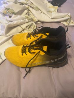 Men’s tennis shoes size 11