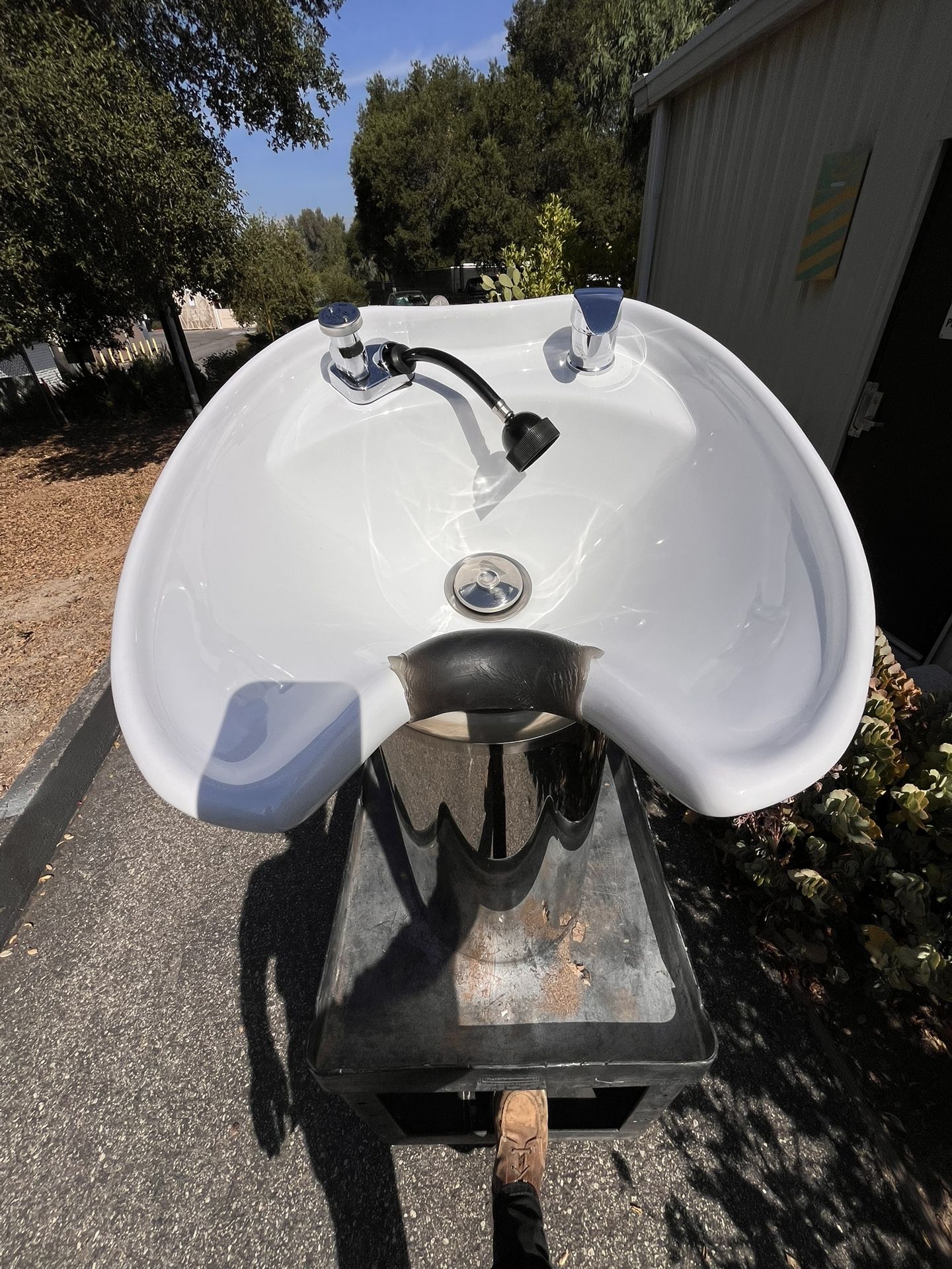 Hair Stylist Pedestal Shampoo Sink.