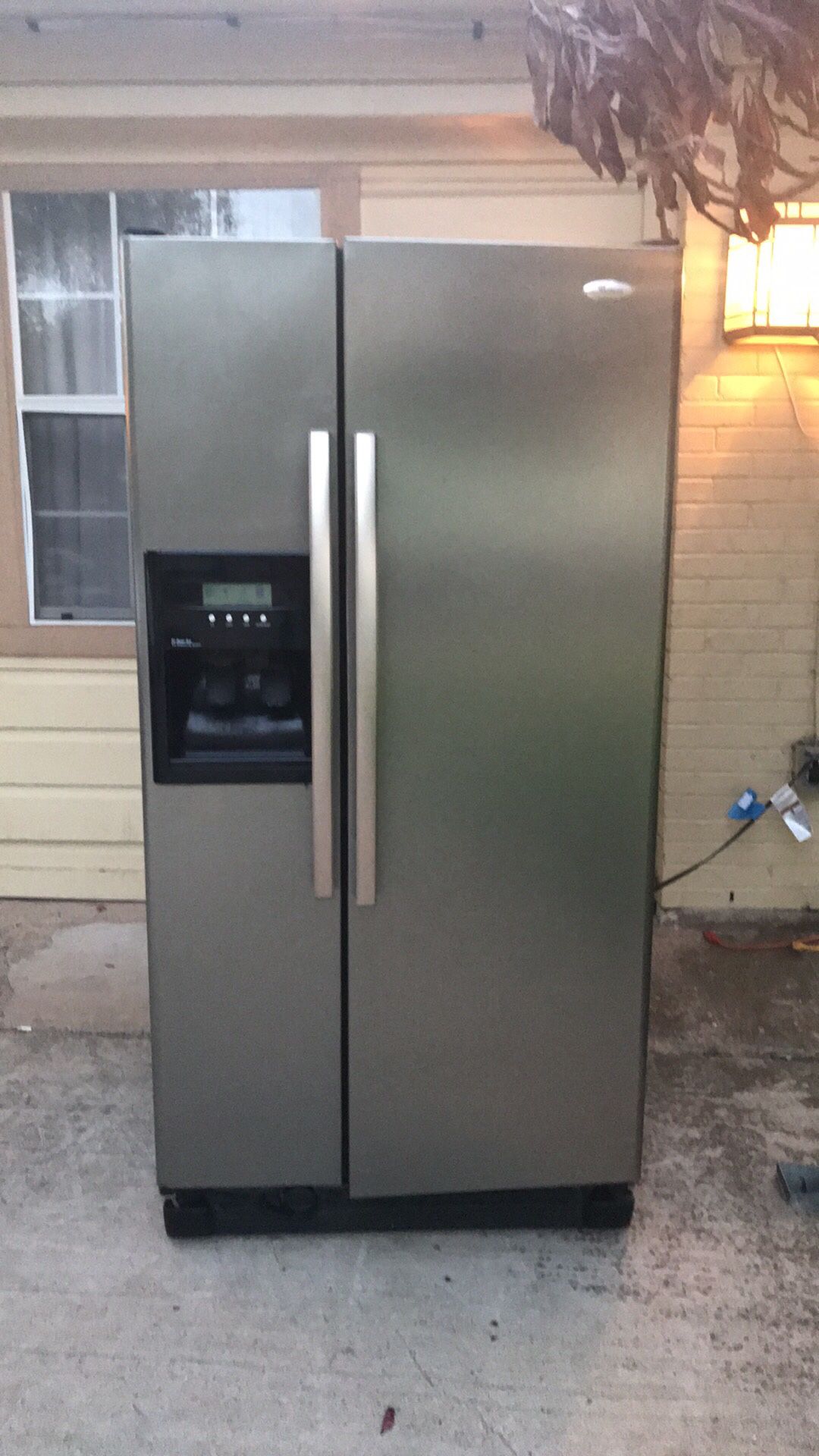 Whirlpool refrigerator good condition/buenas condiciones