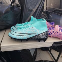 Soccer shoes Big Kids Size 4