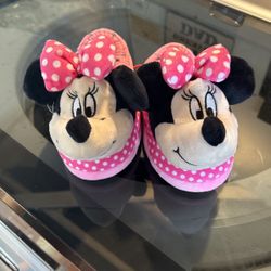 Size 9/10 Kids Slippers 