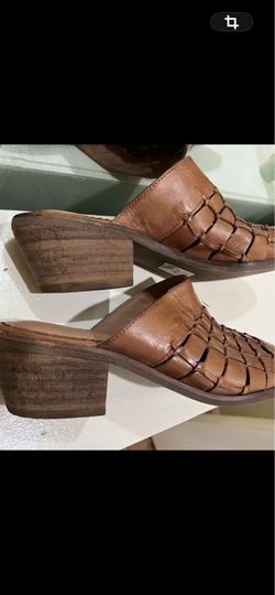 Good used condition woman leather mules o