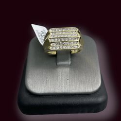 10 Kt Gold & Diamond Ring