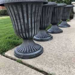 Very  Nice Pots  4  Plastic 18 inch tall