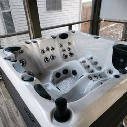 For Sale: 2021 STEALTH 7 2L Hot Tub - Like New, Indoor Kept