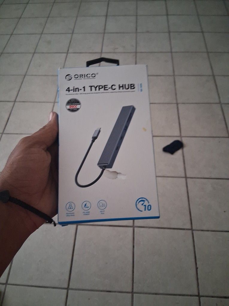 The Aluminum Alloy / 4-in-1 Type-C Hub