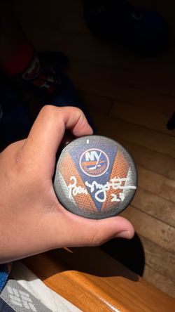 Islanders hockey puck