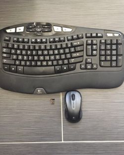 Wireless keyboard and mouse combo. With dongle / receiver and batteries.