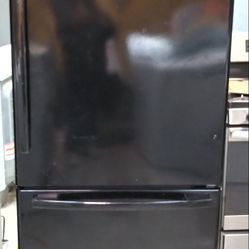 Whirlpool Top And Bottom Refrigerator. Works Good And Is In Good Condition