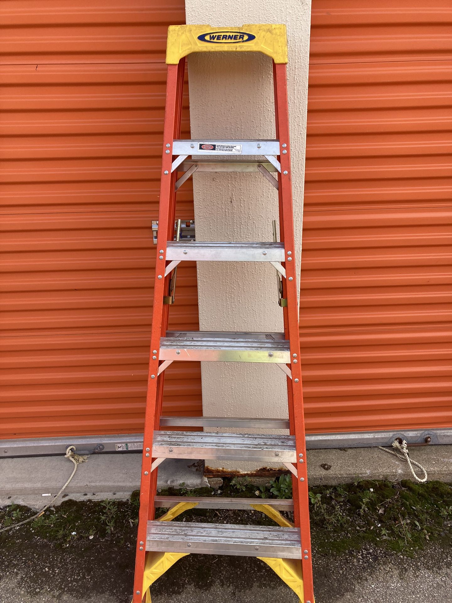 Werner 6 Ft Fiberglass Step Ladder 300 Lb. Capacity 