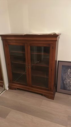 Glass display cabinet
