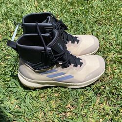 TERREX WOMEN MID RAIN.RDY HIKING SHOES SIZE 7