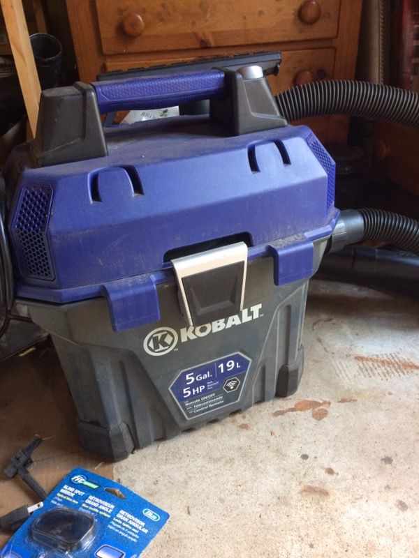 Kobalt shopvac with wall mount. Shop vac