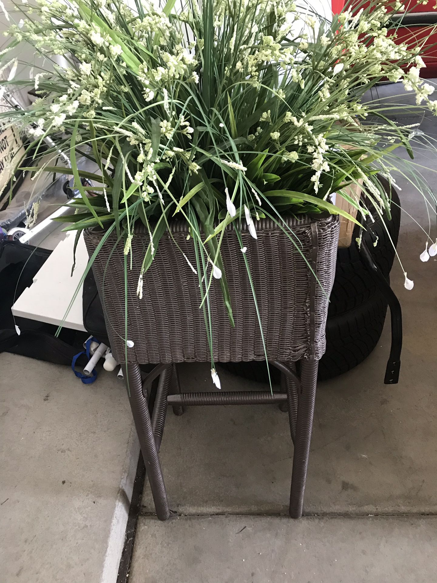 Plant with stand up planter, fake plant