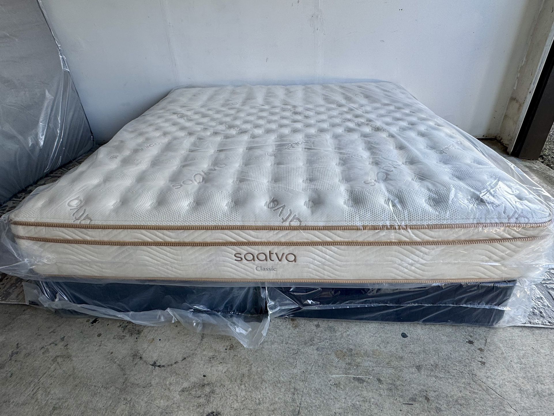 Like-New Saatva Classic King Mattress β Excellent Condition β Delivery Available