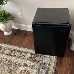 Vissani Mini fridge