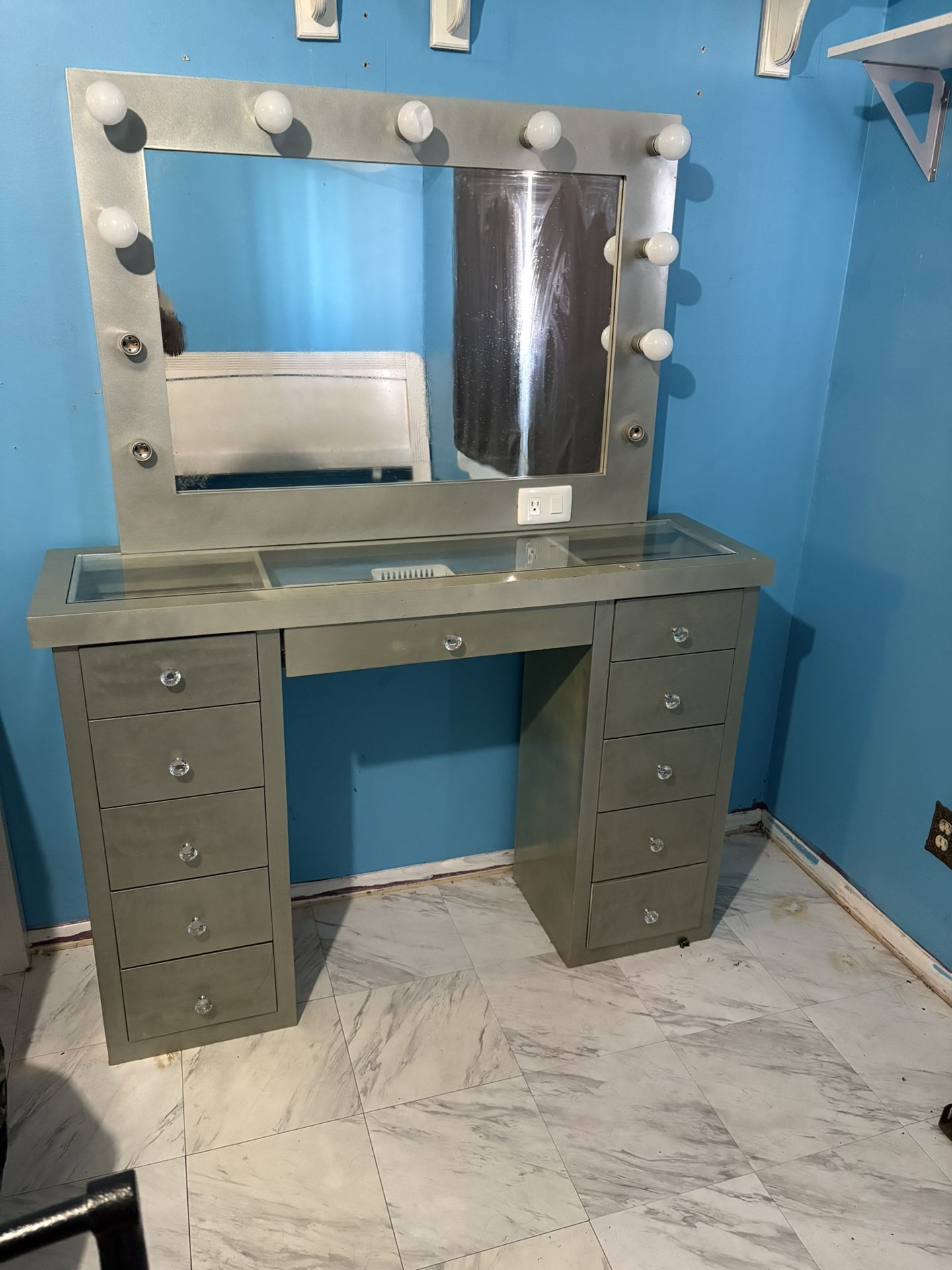 11 Drawer Makeup Vanity