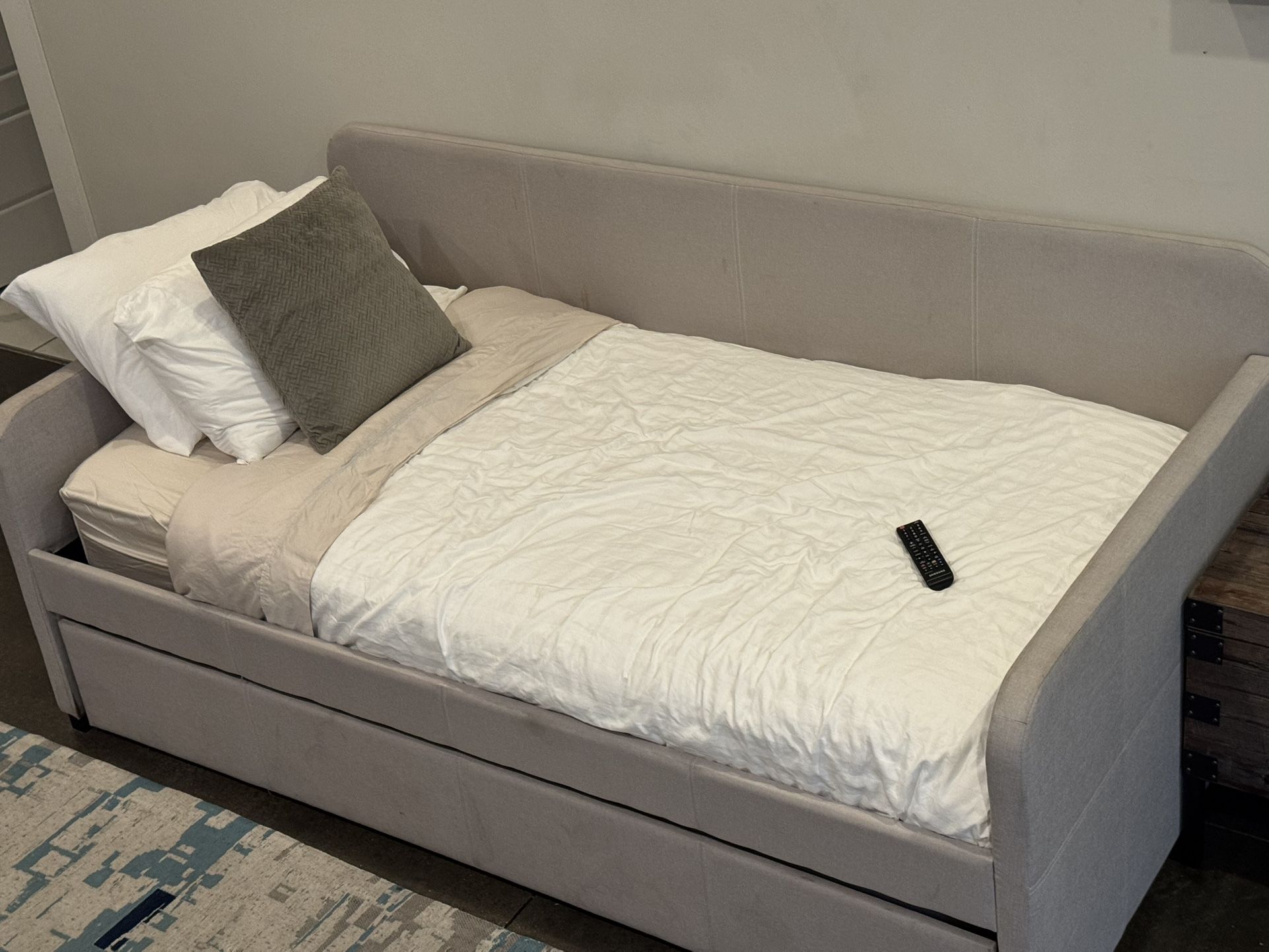 Twin Bed And Pull out bed