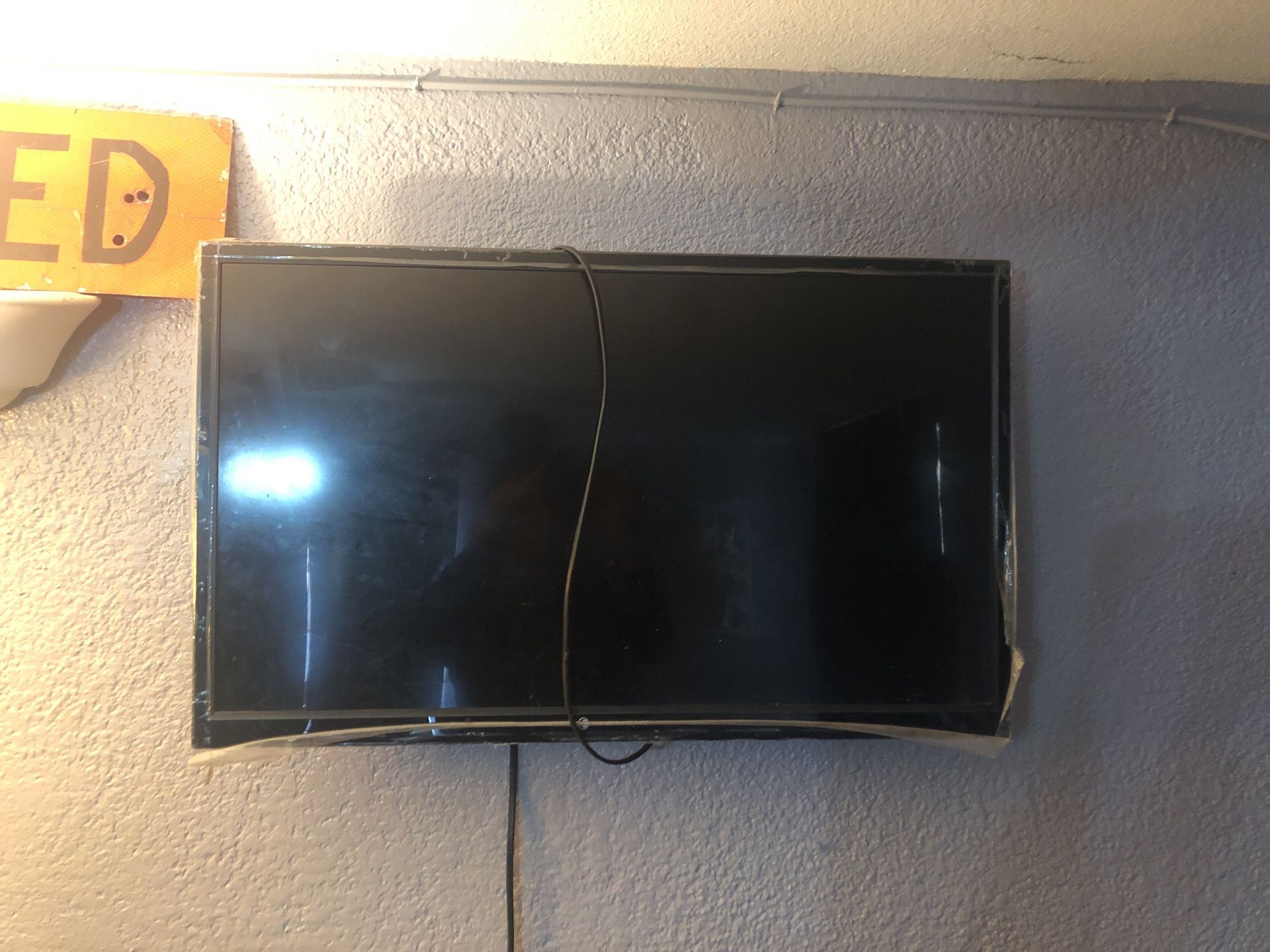 32” ELEMENT TV WITH CONTROL WORKS GREAT STILL HAS PLASTIC AROUND