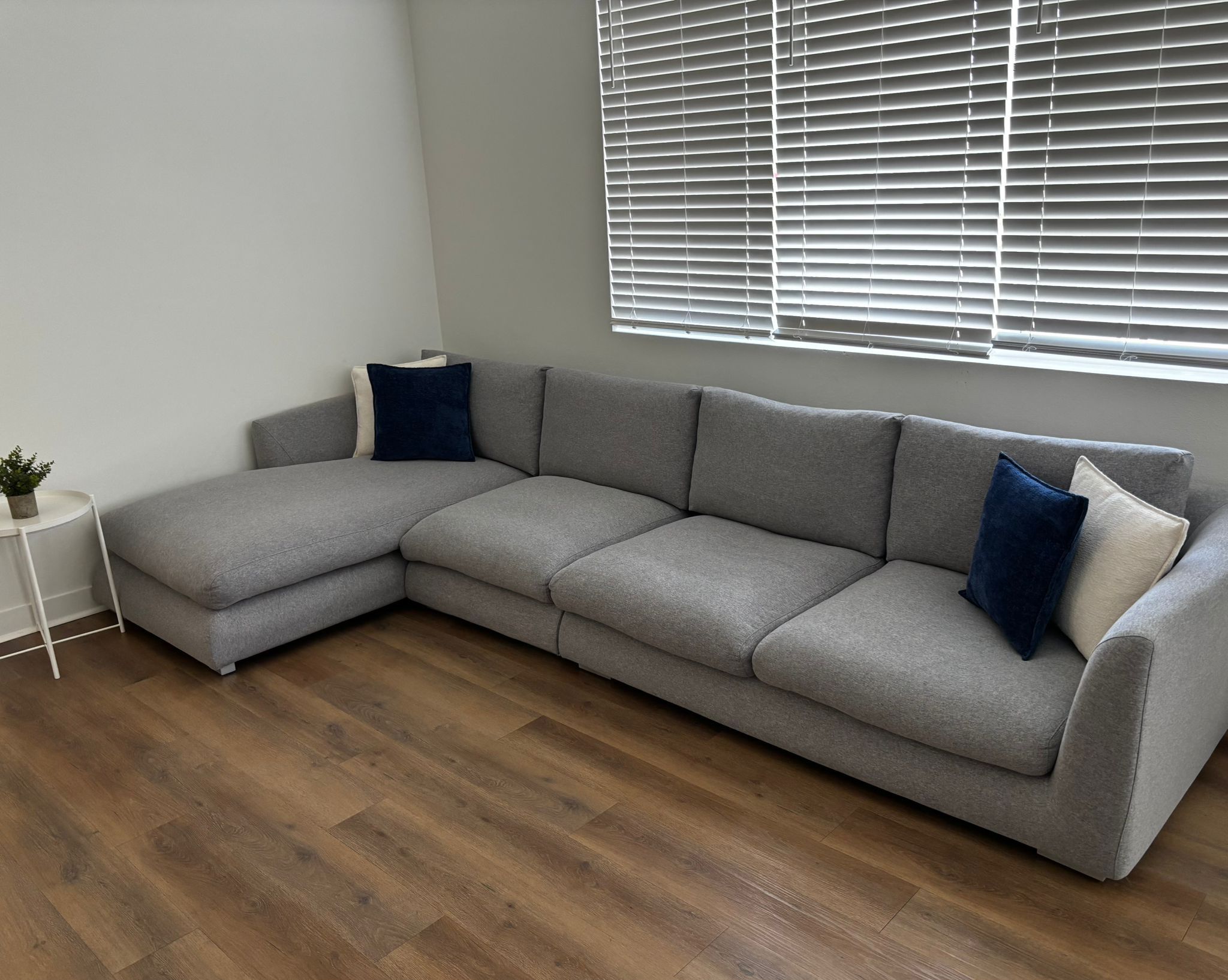 Right Chaise Sectional Sofa (Excellent Condition)