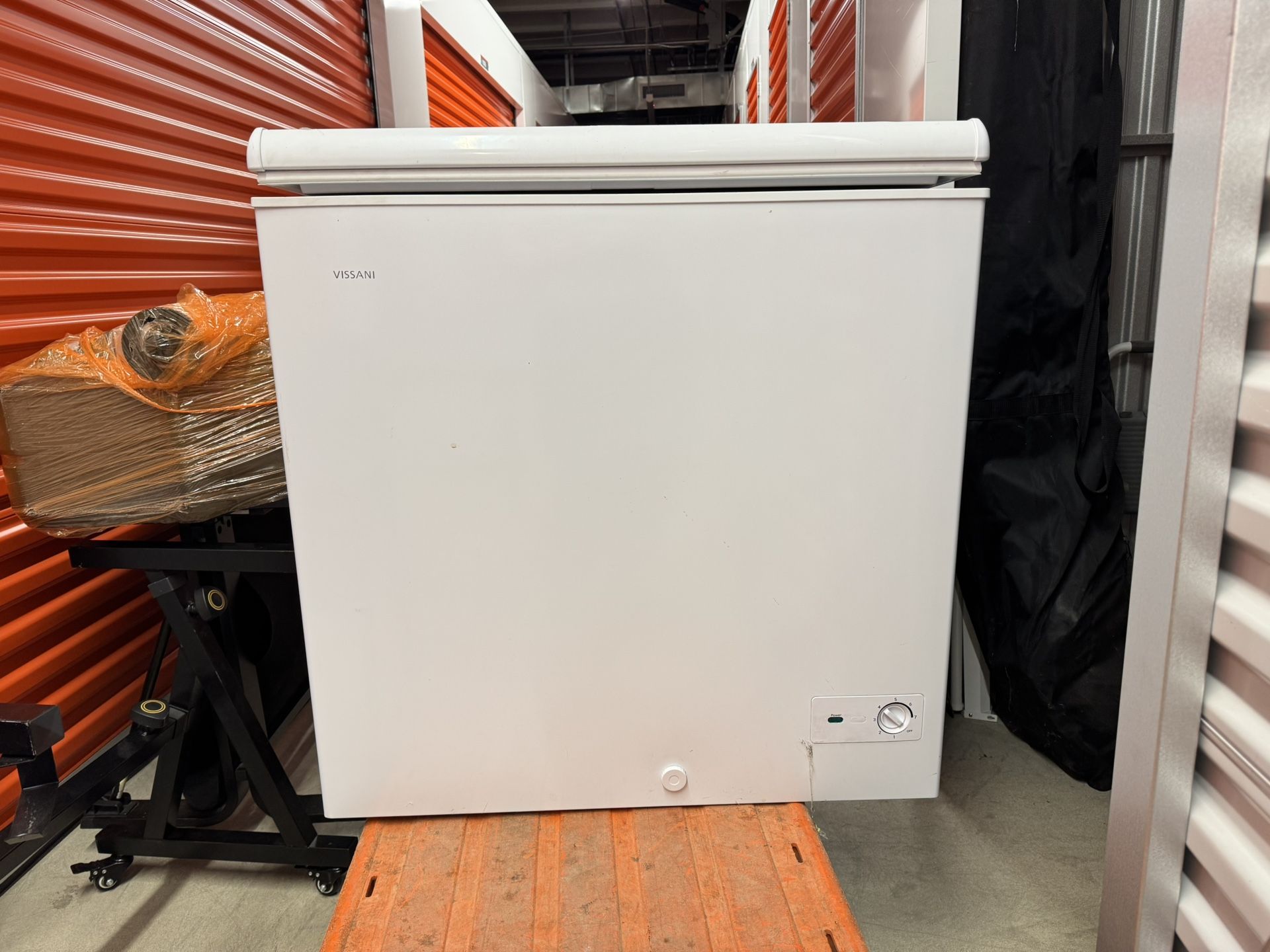 Vissani Chest Freezer – 5.0 cu. ft. – Like New