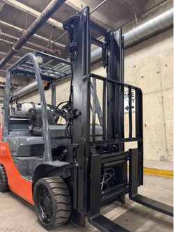 TOYOTA MODEL 8, latest model 4500 lb,2 stage, side shift