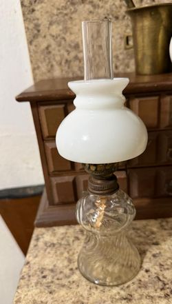 QUINQUE ANTIGUO DE CRISTAL Y PORCELANA LECHE