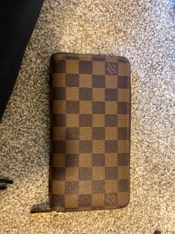 REAL LV zippy wallet, used only few times