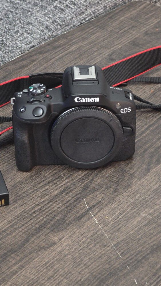 Canon EOS R50 (BODY ONLY ) + 3 BATTERIES