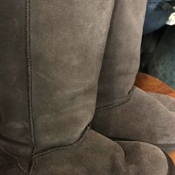 Womens 7w UGGS classic Boots 12 Inches High Used 2 Times