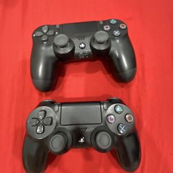 2 PS4 controllers 