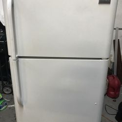 Frigidaire refrigerator ice cold $250