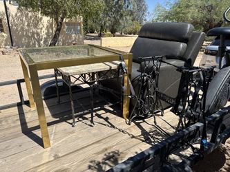 Nice gold metal table with glass top⚜️Can deliver if needed