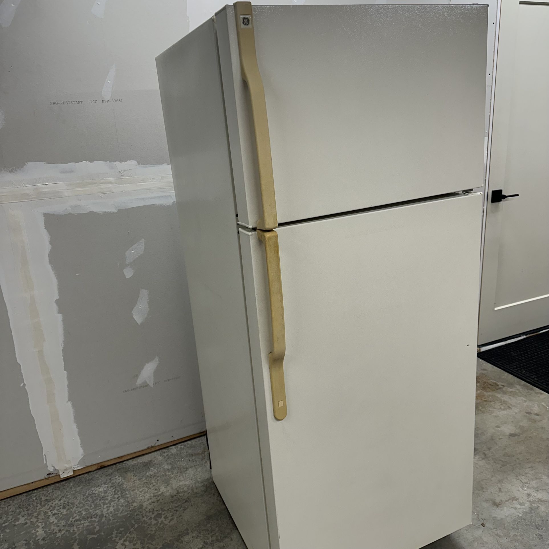 GE Refrigerator, Freezer On Top - 100.00