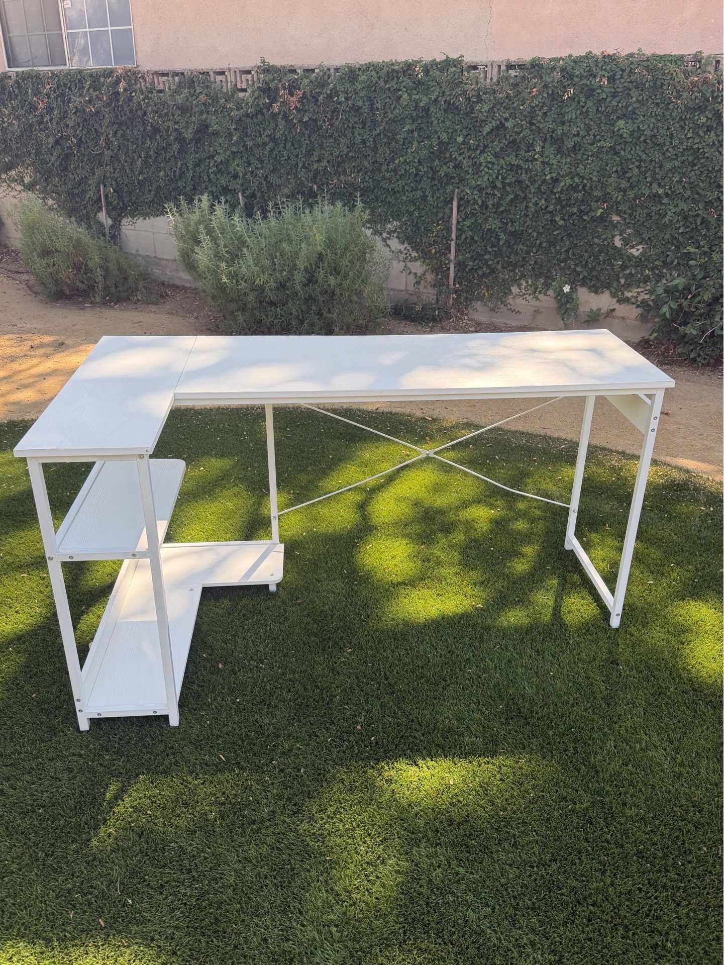 Modern reversible L-shaped office desk