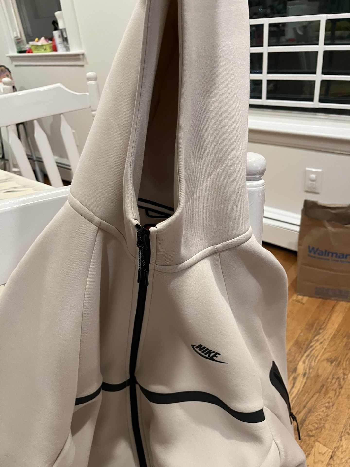 Cream Nike Tech