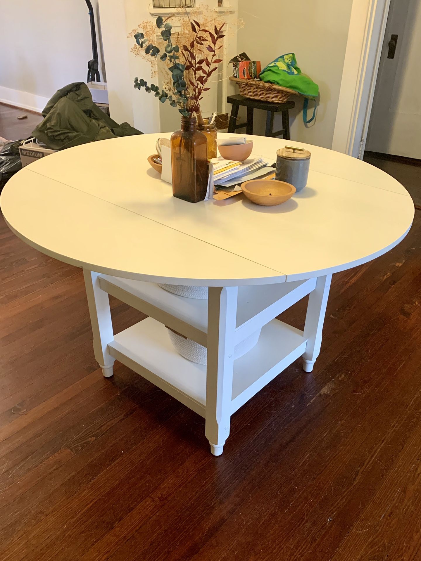 White Round Entryway Foyer Or Dining Table