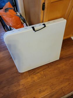 Foldable table