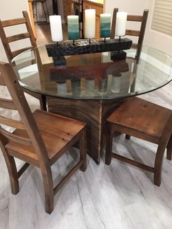 Full dining set.
