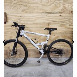 Cannondale Jekyll 1000 Mountain Bike 26" Wheels 23x18" Frame