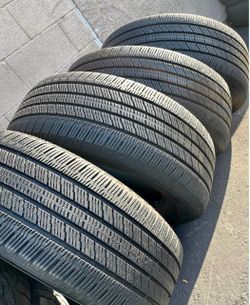 245/70/18 Vendo Set de Llantaa. Con 80% de vida las 4