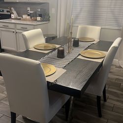 Black dinning room table and 4 chairs