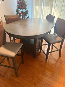 Oval Mahogany shaped dining table with 4 chairs (removal center leaf)