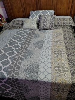 6pc King size Oversized Bedspread with shams and 2 decorative pillows